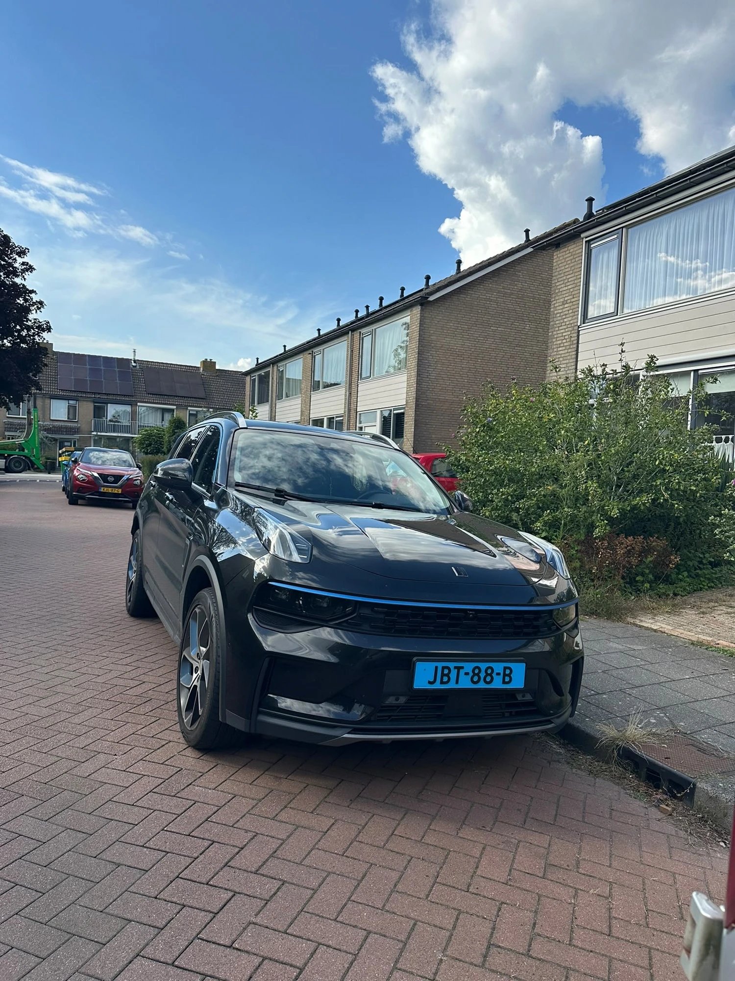 De zwarte Lynk & Co 01 van Taxi Drunnen (JBT-88-B)