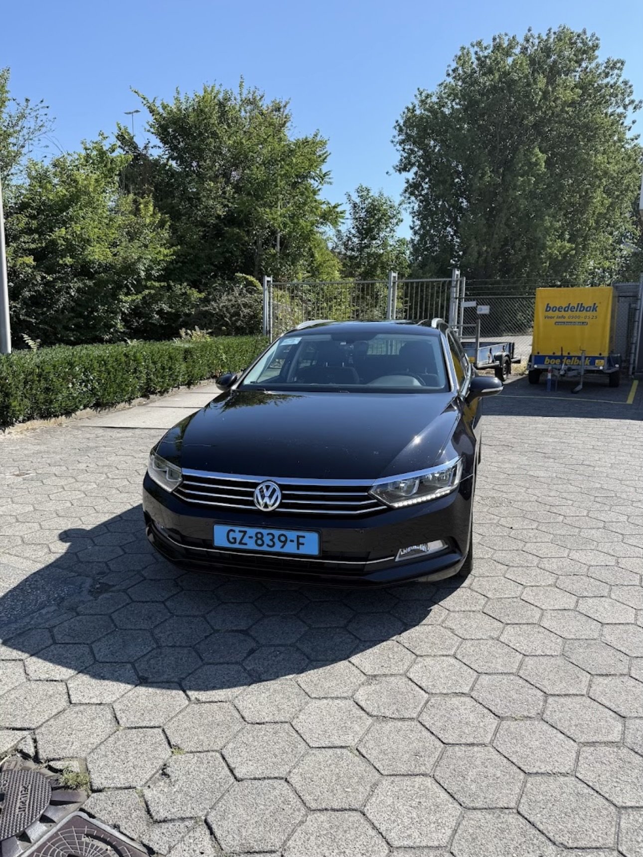 De zwarte Volkswagen Passat Variant van Taxi Drunnen (GZ-839-F)